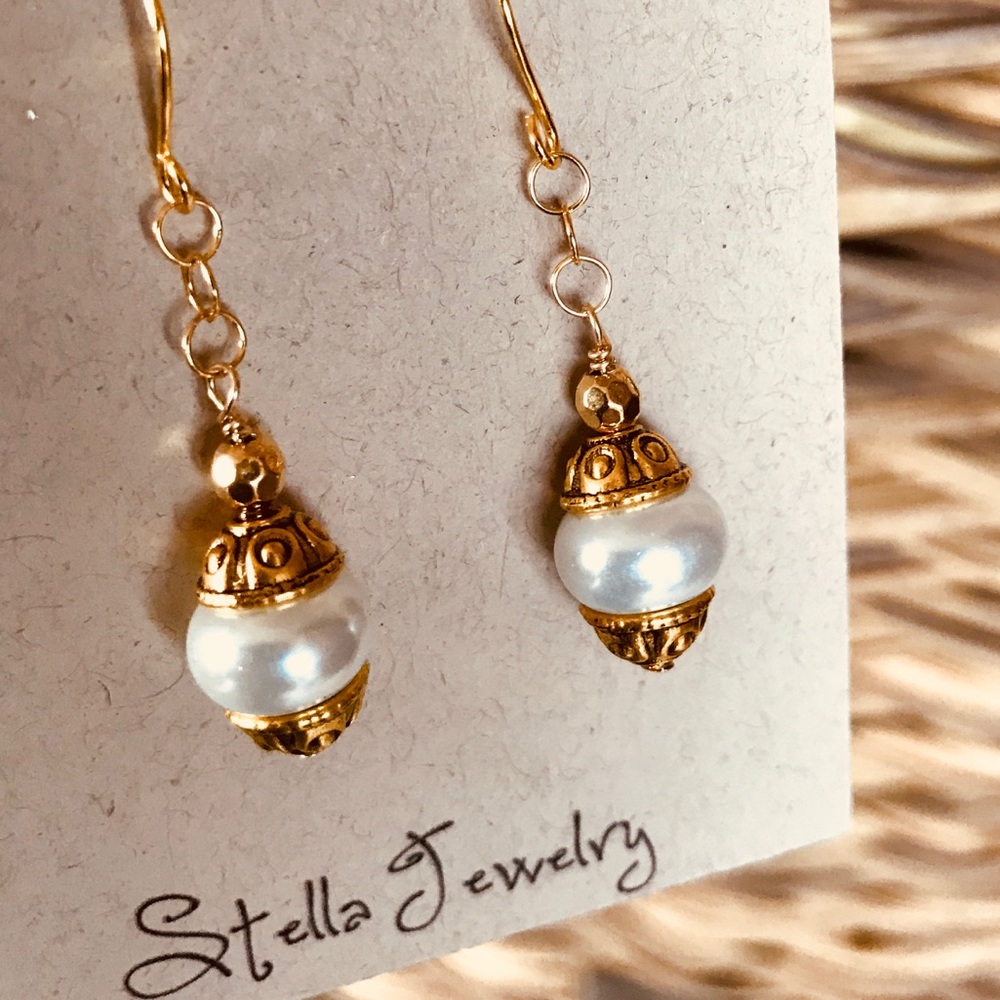 Baroque style gold tone cap faux pearl earrings - Picture 1 of 4